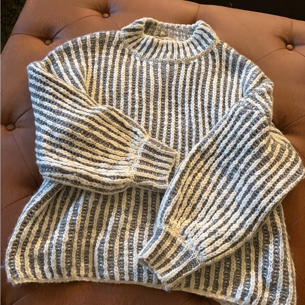 Pol gray and white sweater